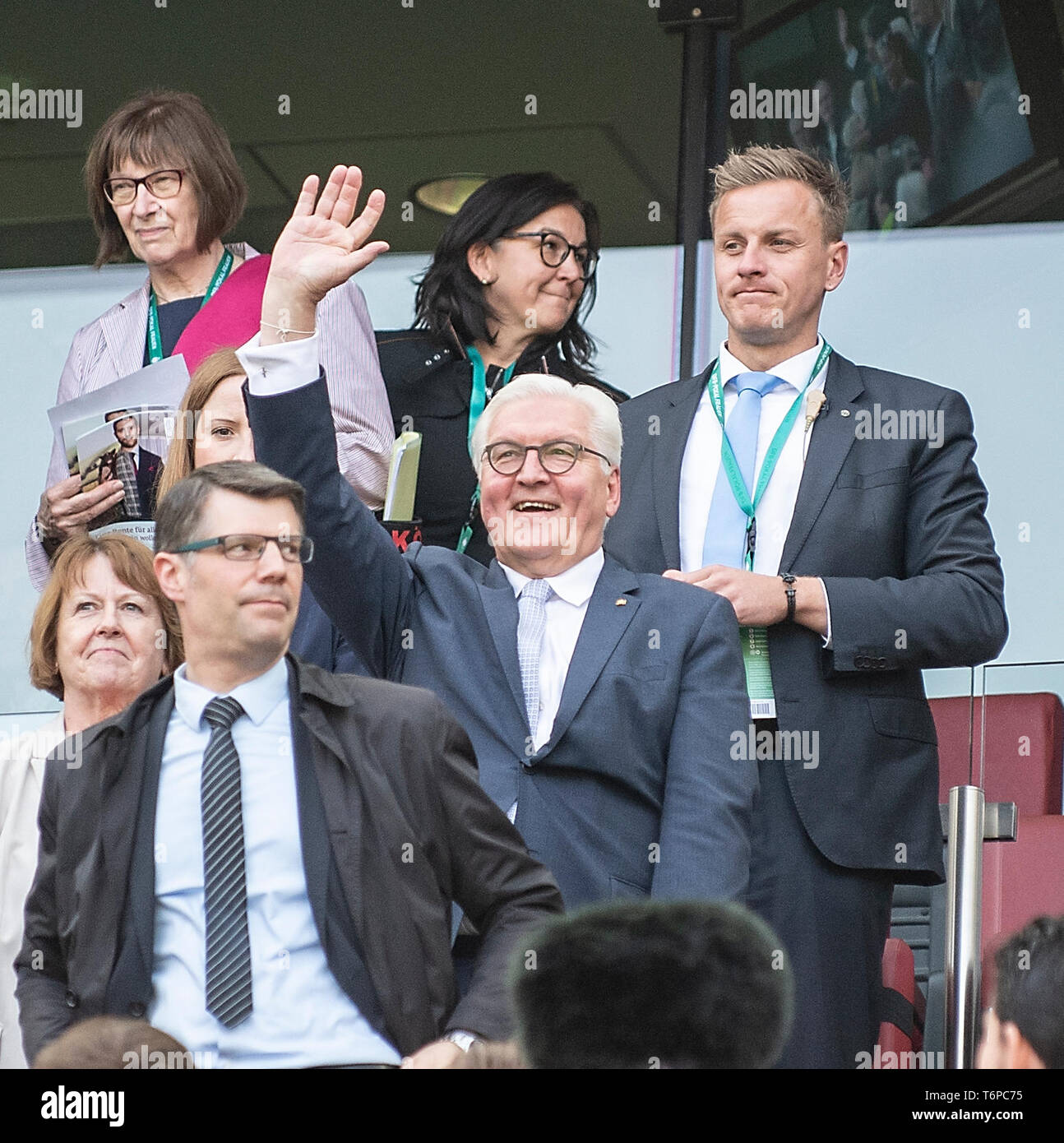 Le Président allemand, Frank-Walter STEINMEIER, vagues à la tribune, l. Vice-présidente Hannelore RATZEBURG dfb DFB Pokal Football la finale des femmes 2019, VfL Wolfsburg (WOB) - Fribourg (FR), le 01/05/2019 à Koeln / Allemagne. Dans le monde d'utilisation | Banque D'Images