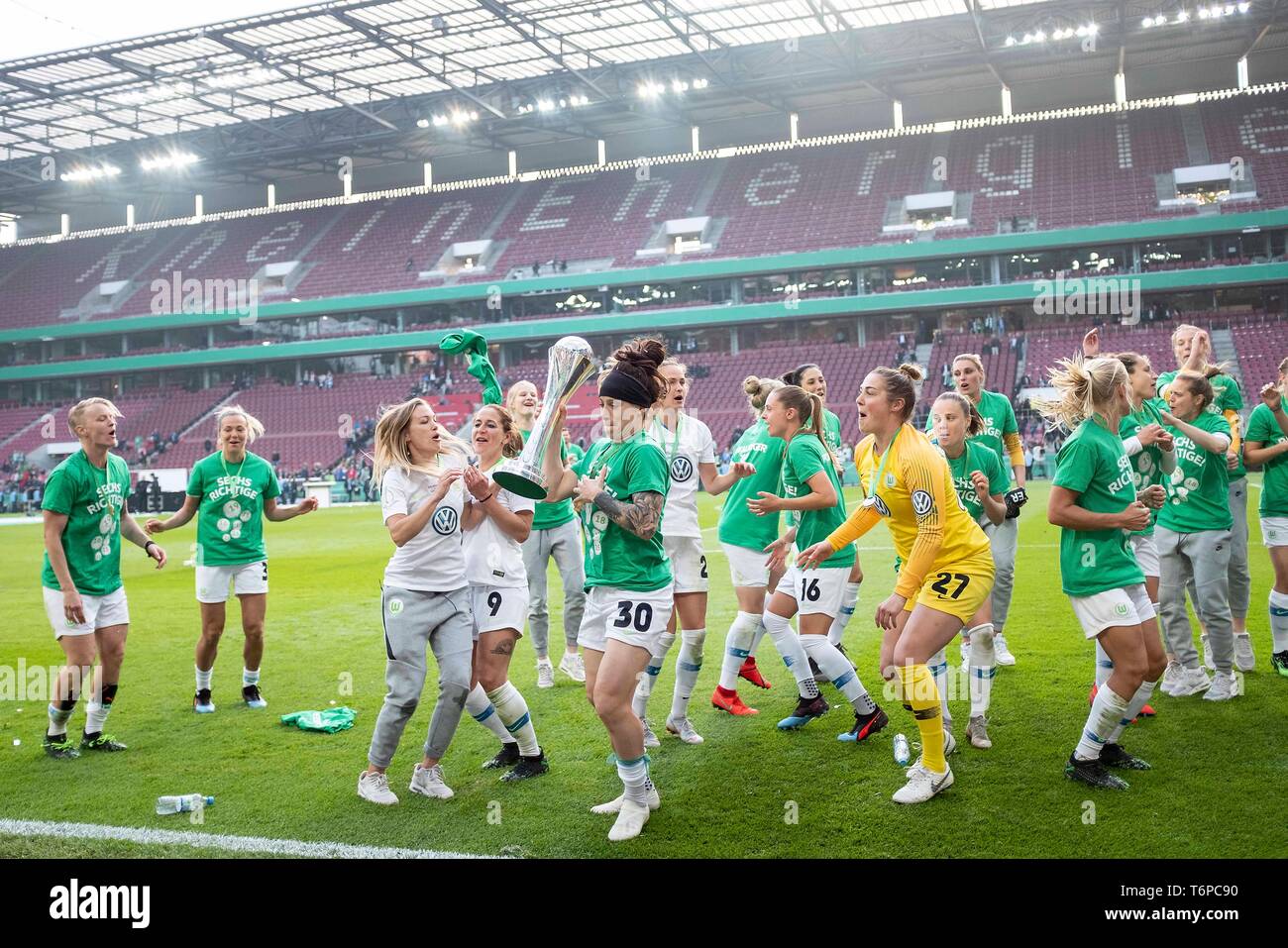 L'équipe de jubilation WOB avec la coupe, les joueurs de la danse et en partie avant du fans, Ella MCLEOD (WOB) détient le trophée. Soccer DFB Pokal 2019 Womens Final, VfL Wolfsburg (WOB) - SC Freiburg (FR) 1 : 0, le 01/05/2019 à Koeln / Allemagne. Dans le monde d'utilisation | Banque D'Images