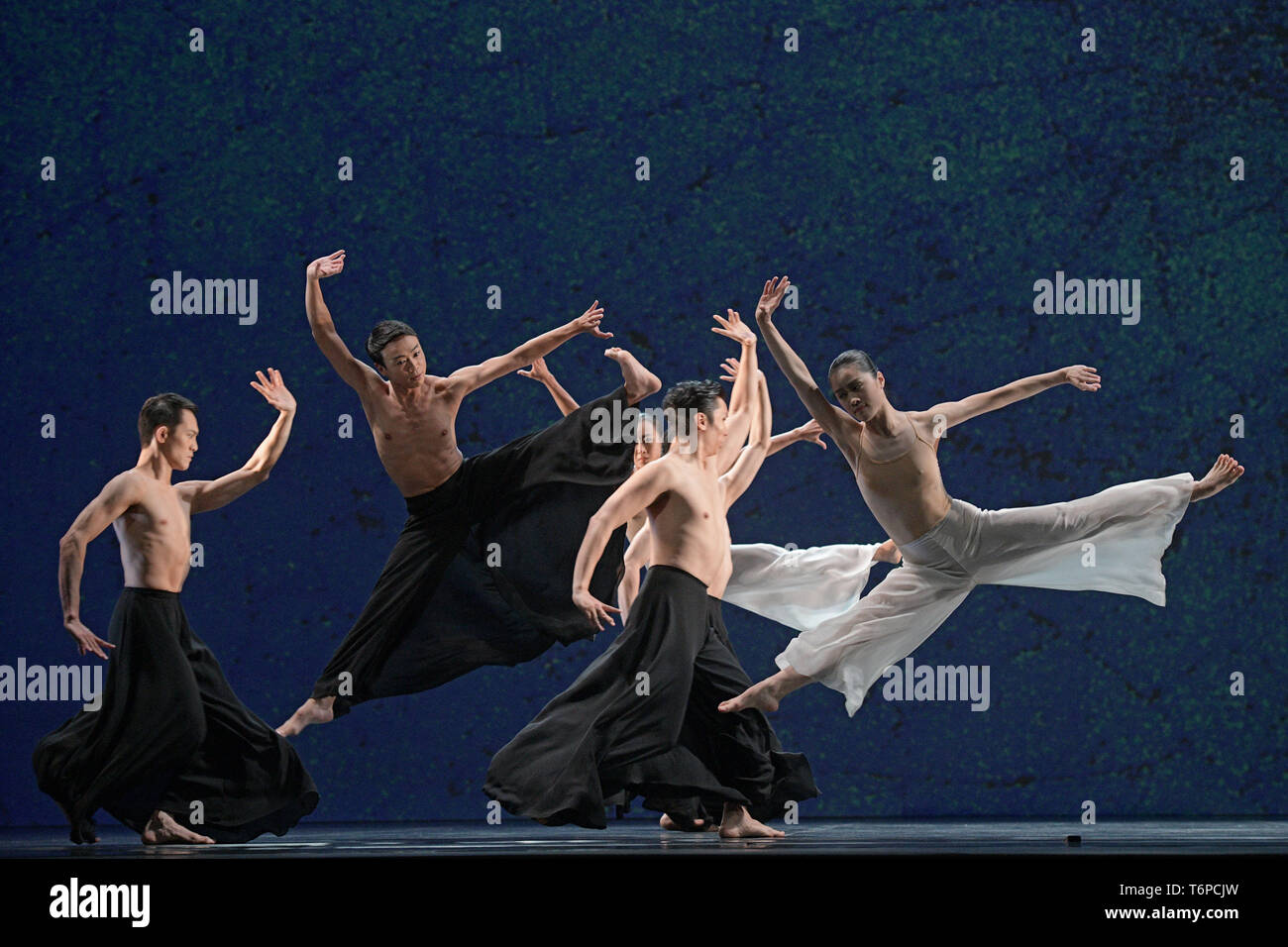 Singapour. 2 mai, 2019. Danseurs exécuter pendant l'appel des médias de 'Cloud Gate 45e anniversaire du Programme de Gala -- Lin Hwai-min : une rétrospective" à Singapour, le 2 mai 2019. Credit : Puis Chih Wey/Xinhua/Alamy Live News Banque D'Images