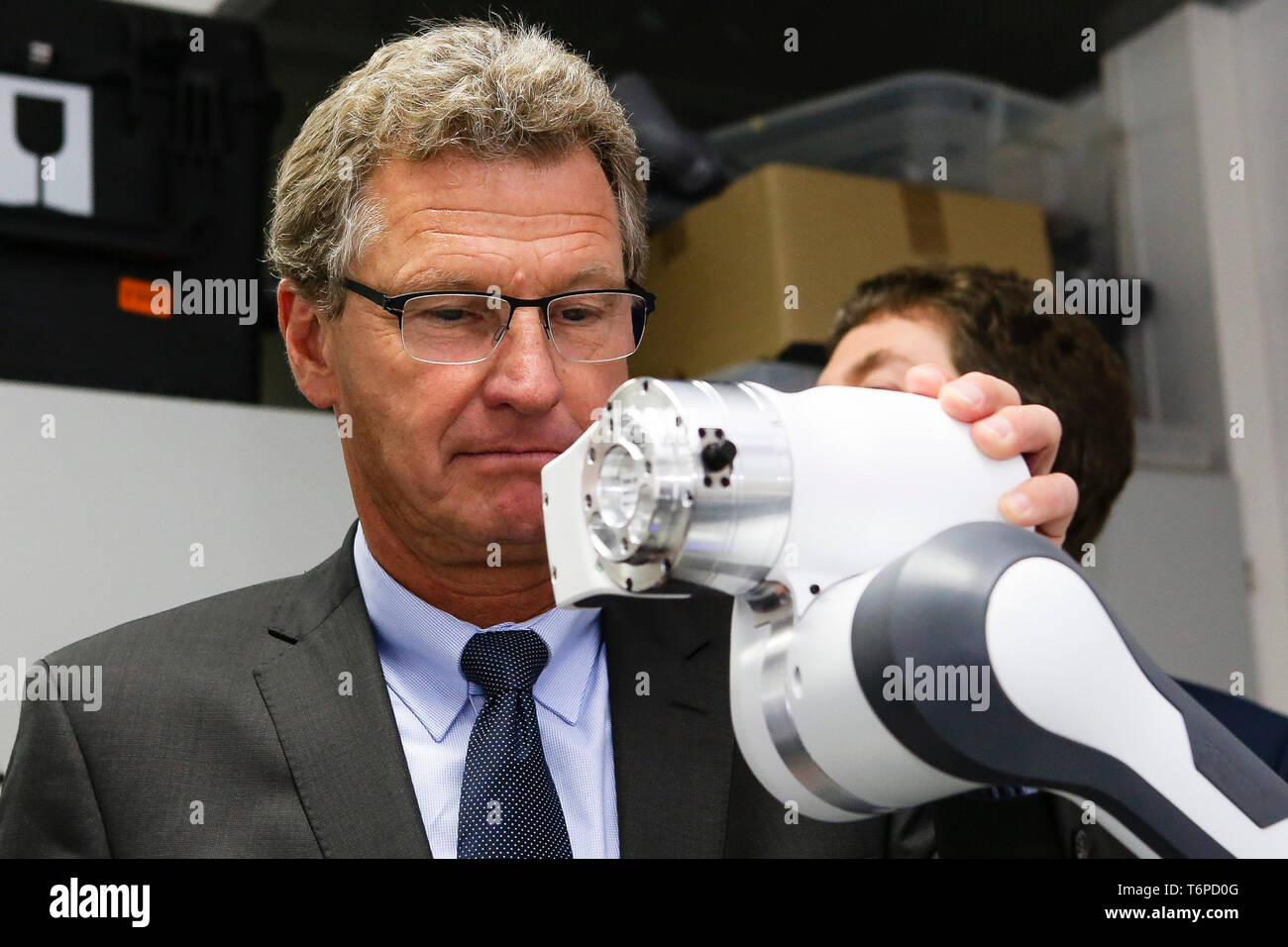 02 mai 2019, le Schleswig-Holstein, Lübeck : Bernd Buchholz (FDP), de l'économie Ministre du Schleswig-Holstein, ressemble à un robot articulé. Le jeudi, l'homme politique a présenté l'Université de Lübeck avec une décision de financement pour près de 540000 euros. L'argent est destiné à l'établissement d'un laboratoire à l'Institut de robotique et systèmes cognitifs et de la technologie médicale. Photo : Frank Molter/dpa Banque D'Images