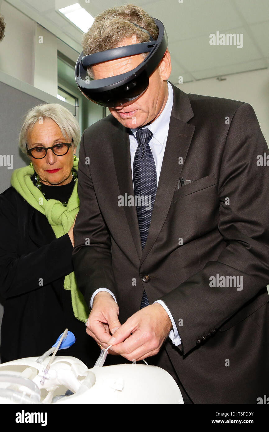 02 mai 2019, le Schleswig-Holstein, Lübeck : Bernd Buchholz (r, FDP), de l'économie Ministre du Schleswig-Holstein, a choisi la réalité augmentée (AR) Verres et est titulaire d'un outil médical dans ses mains. À côté de lui se tient le Président de l'Université de Lübeck, le Professeur Dr. Gabriele Gillessen-Kaesbach, le politicien a remis une décision de financement pour près de 540000 euros, jeudi. L'argent est destiné à l'établissement d'un laboratoire à l'Institut de robotique et systèmes cognitifs et de la technologie médicale. Photo : Frank Molter/dpa Banque D'Images