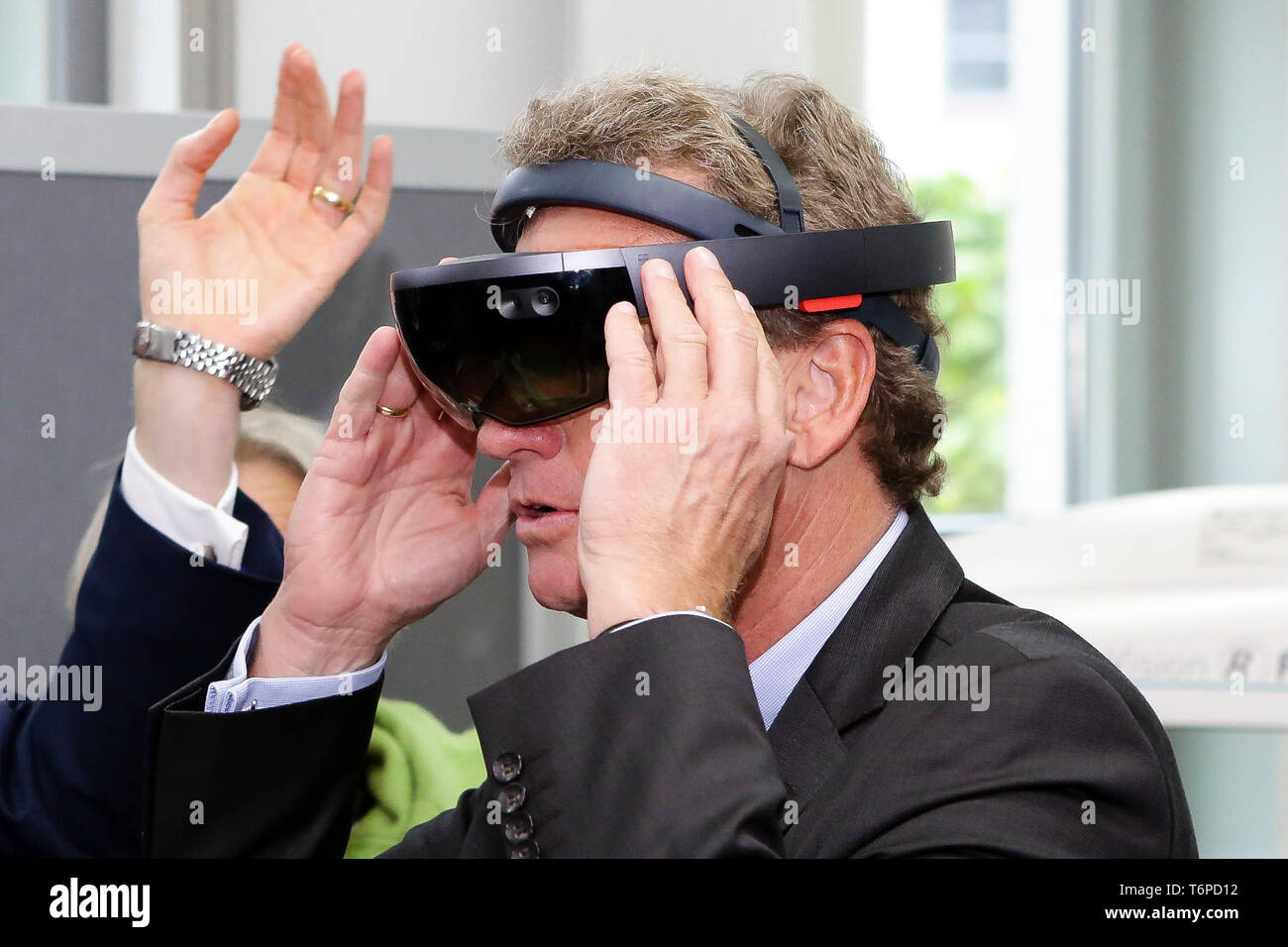 02 mai 2019, le Schleswig-Holstein, Lübeck : Bernd Buchholz (FDP), de l'économie Ministre du Schleswig-Holstein, a choisi la réalité augmentée (AR) lunettes. Le jeudi, l'homme politique a présenté l'Université de Lübeck avec une décision de financement pour près de 540000 euros. L'argent est destiné à l'établissement d'un laboratoire à l'Institut de robotique et systèmes cognitifs et de la technologie médicale. Photo : Frank Molter/dpa Banque D'Images