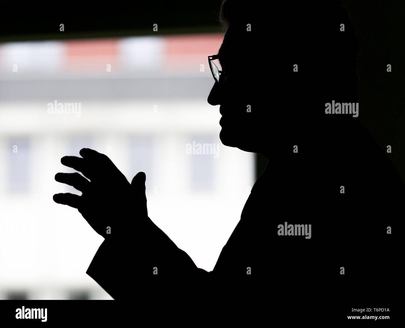 02 mai 2019, le Schleswig-Holstein, Lübeck : Bernd Buchholz (FDP), de l'économie Ministre du Schleswig-Holstein, gesticule contre la lumière. Le jeudi, l'homme politique a présenté l'Université de Lübeck avec une décision de financement pour près de 540000 euros. L'argent est destiné à l'établissement d'un laboratoire à l'Institut de robotique et systèmes cognitifs et de la technologie médicale. Photo : Frank Molter/dpa Banque D'Images