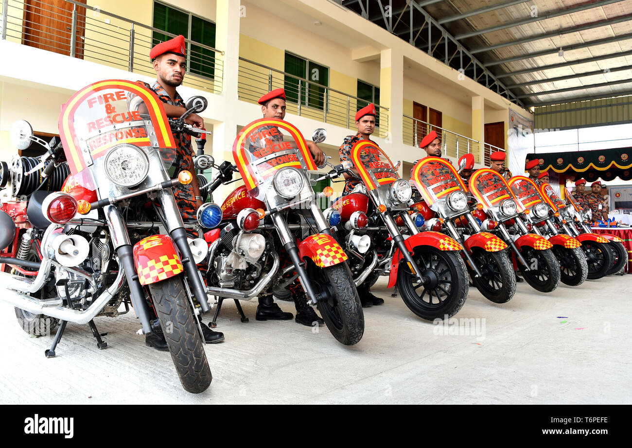 (190502) -- DHAKA, 2 mai 2019 (Xinhua) -- les pompiers du Bangladesh assister à une cérémonie de passation de 1 000 motocyclettes incendie donnés par le gouvernement chinois en Purbachal, le Bangladesh, le 2 mai 2019. La Chine a fait don jeudi 1 000 motocyclettes l'incendie au Bangladesh dans le but d'aider à renforcer la capacité opérationnelle du service d'incendie et de défense civile. Chen Wei, chargé d'affaires de l'ambassade de Chine au Bangladesh, a remis la motocyclette pour les autorités du Bangladesh lors d'une cérémonie à Purbachal, un nouveau canton à l'est de capitale Dhaka. (Xinhua/Stringe Banque D'Images
