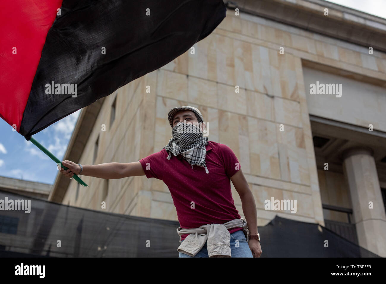 Le 1 mai 2019 - BogotÃ, Cundinamarca, Colombia - membre de groupes de gauche radicale vu tenant un drapeau pendant la journée.Mai le 1er mai, des milliers de personnes sont descendues dans les rues de BogotÃ¡ pour protester contre la situation de travail dans le pays et contre la réglementation gouvernementale de Enrique PeÃ±aloza, Major de BogotÃ¡ et le président de la Colombie IvÃ¡n Duque. Pour la première fois en plusieurs années, il n'était pas nécessaire de faire usage de l'escouade anti-émeute anti-Mobile (ESMAD) pour lutter contre le vandalisme et les agressions au cours de la fête du Travail. Crédit : Eric CortéS SOPA/Images/ZUMA/Alamy Fil Live News Banque D'Images