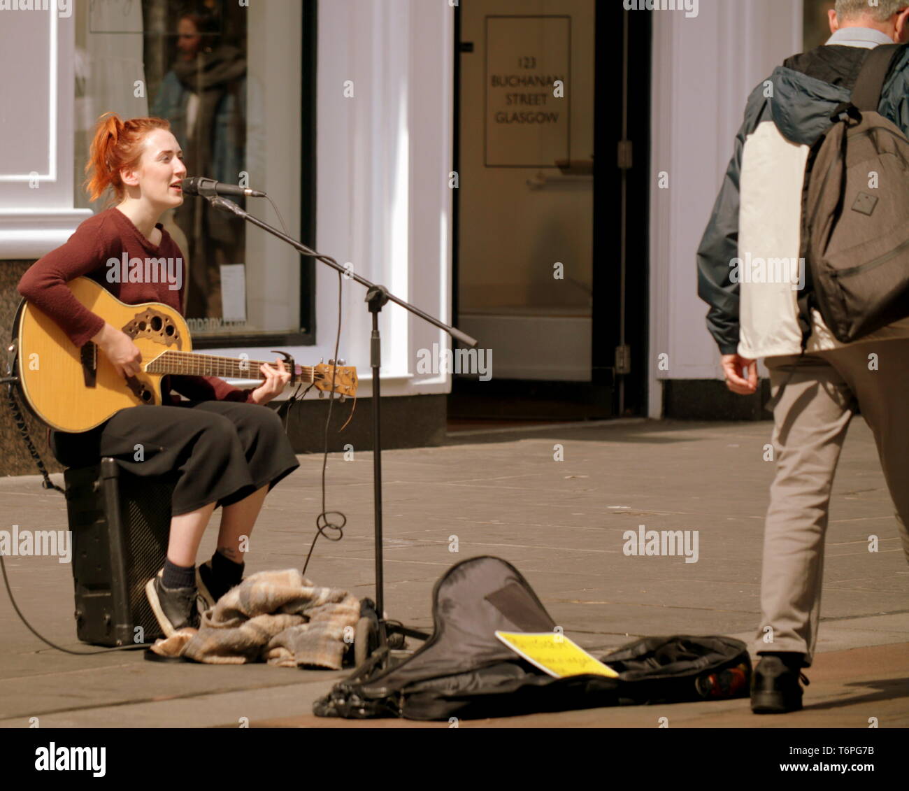 Glasgow, Écosse, Royaume-Uni, 2 mai, 2019, UK Weather. 1,6 km style ensoleillé de Buchanan Street Fashion le centre de la ville avait un jour d'été de la météo. Musicien fille street artiste Gerard Crédit Ferry/Alamy Live News Banque D'Images