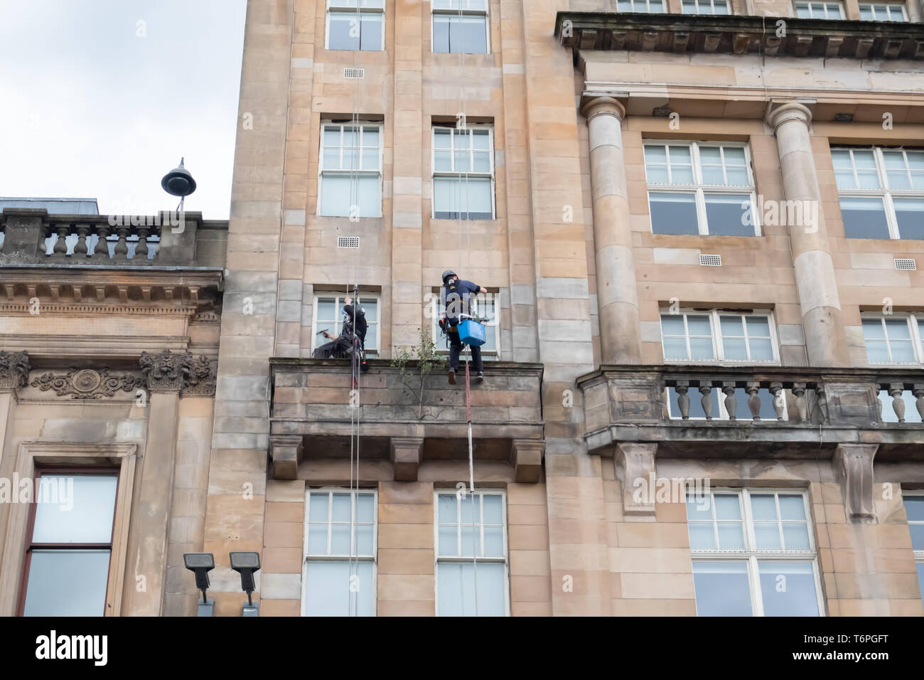 Glasgow, Ecosse, Royaume-Uni. 2 mai, 2019. Météo britannique. La descente en rappel de produit lave-vitre au travail sur une journée chaude avec des périodes ensoleillées à George Square. Credit : Skully/Alamy Live News Banque D'Images