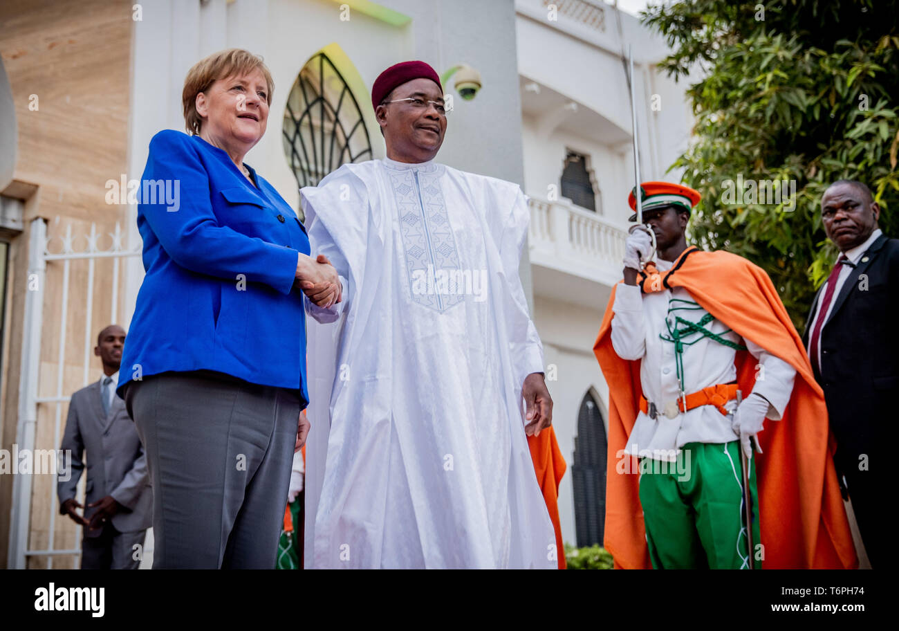 Niamey, Niger. 09Th Mai, 2019. La chancelière Angela Merkel (CDU) est accueilli avec les honneurs militaires au palais présidentiel par le Président Mahamadou ISSOUFOU. Le Niger est le dernier arrêt sur le Chancellor's voyage de trois jours à l'Afrique de l'Ouest. Crédit : Michael Kappeler/dpa/Alamy Live News Banque D'Images