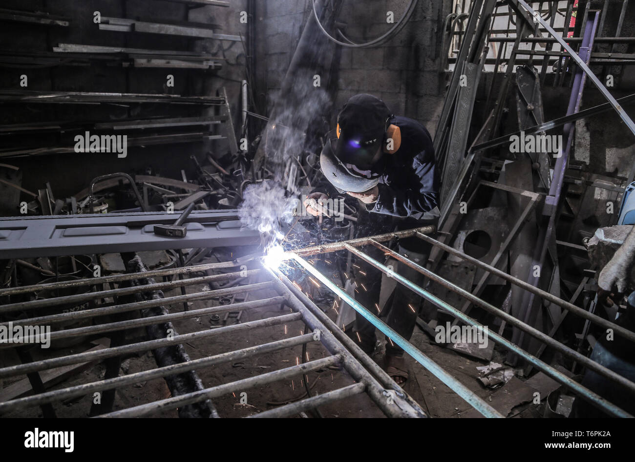 La ville de Gaza, en Palestine. 01 mai, 2019. Un travailleur palestinien travaillant dans un atelier de mécanique a été vu le 1 mai sur le monde des travailleurs à Khan Younis, au sud de Gaza : Crédit Yousef Masoud/Pacific Press/Alamy Live News Banque D'Images