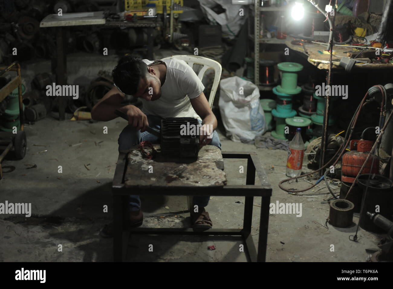 La ville de Gaza, en Palestine. 01 mai, 2019. Un travailleur palestinien travaillant dans un atelier de mécanique a été vu le 1 mai sur le monde des travailleurs à Khan Younis, au sud de Gaza : Crédit Yousef Masoud/Pacific Press/Alamy Live News Banque D'Images