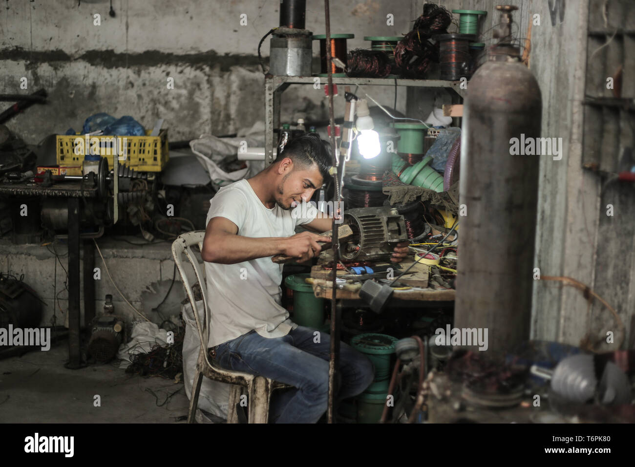 La ville de Gaza, en Palestine. 01 mai, 2019. Un travailleur palestinien travaillant dans un atelier de mécanique a été vu le 1 mai sur le monde des travailleurs à Khan Younis, au sud de Gaza : Crédit Yousef Masoud/Pacific Press/Alamy Live News Banque D'Images