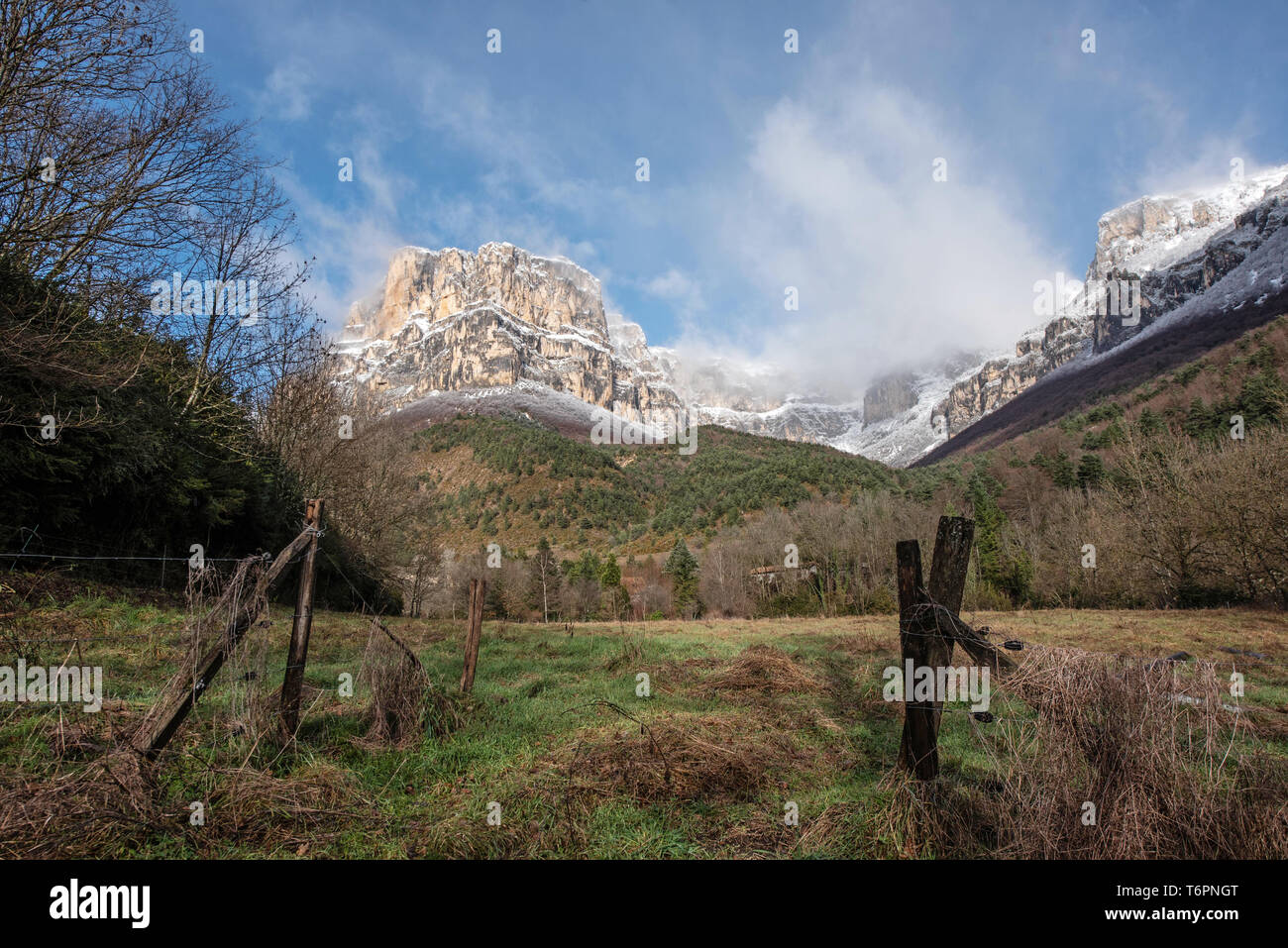 Treschenu-Creyers (sud-est de la France) : l'Archiane cirque dans la région Pays de Diois, Drôme département, à l'entrée de la nature nationale Rese Banque D'Images