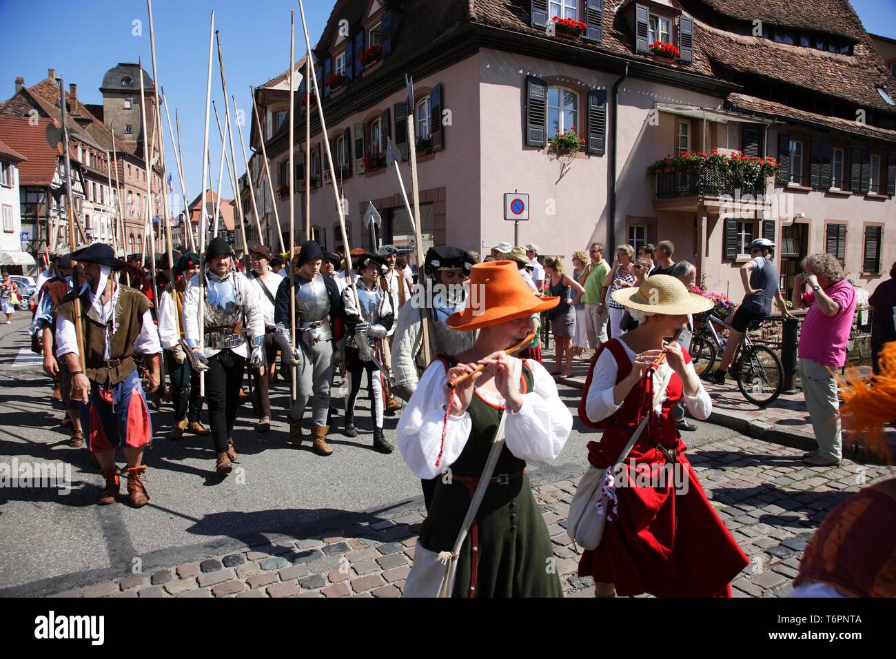 Parade médiévale à Wissembourg, Alsace, France, Europe Banque D'Images