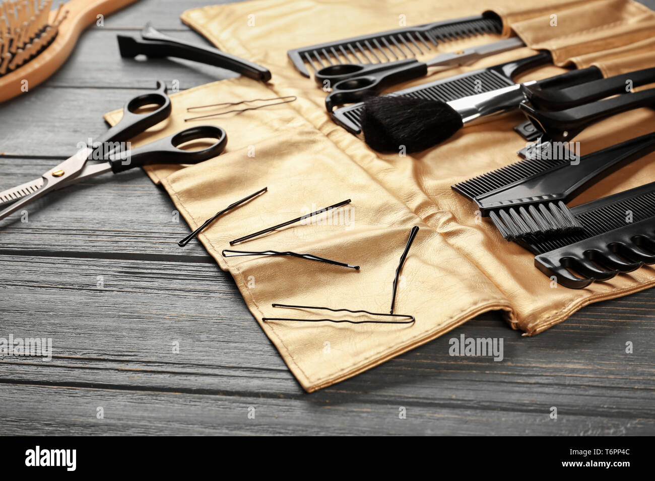 Outils de coiffure professionnel sur fond de bois Banque D'Images