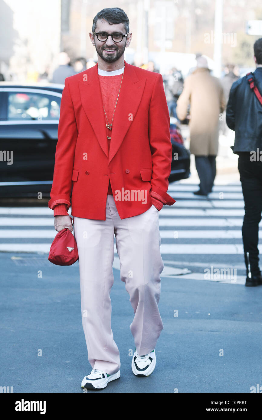Milan, Italie - 22 Février 2019 : Street style - porte-parole de la mode Simone Marchetti portant un sac Prada avant un défilé de mode pendant la Fashion Week de Milan - Banque D'Images