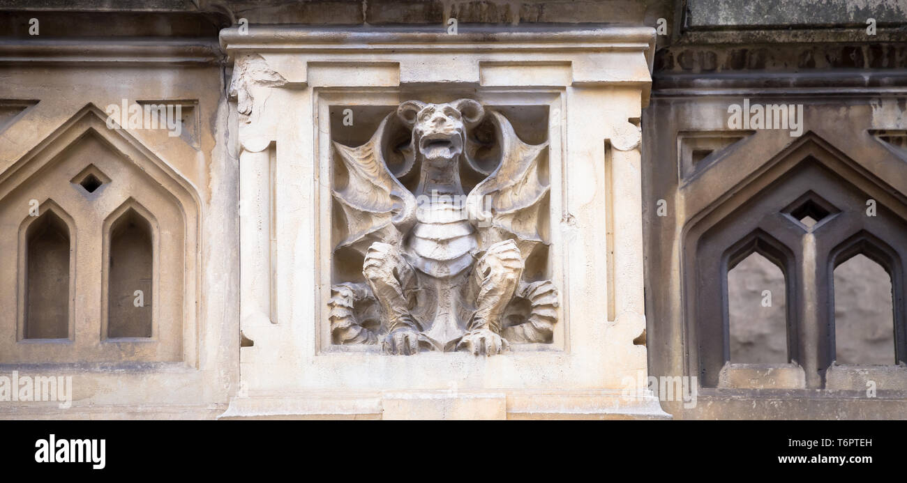 TURIN, ITALIE - Dragon sur la façade du palais de la Victoire Banque D'Images
