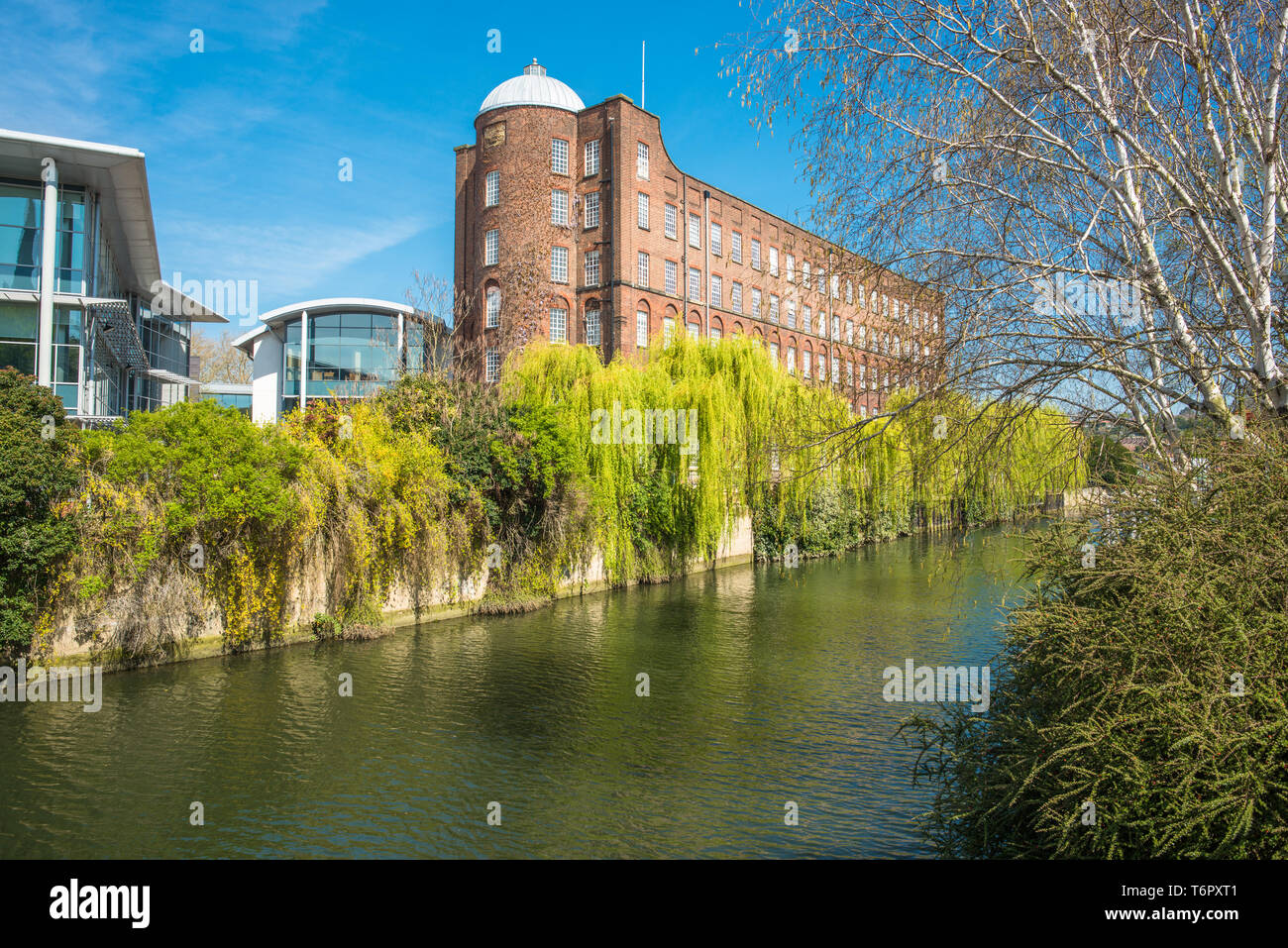 Une vue de l'ancienne usine textile maintenant le site de la John Jarrold Musée de l'imprimerie par la rivière Wensum Norwich, Norfolk, Angleterre, Royaume-Uni. Banque D'Images