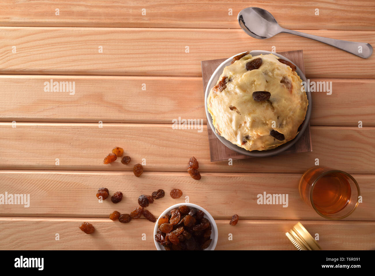 Avec la crème glacée rhum raisins tasse décorée avec des raisins sur une table en bois. Composition horizontale. Vue d'en haut. Banque D'Images