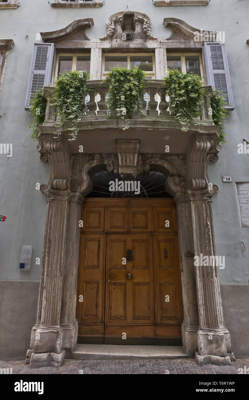 Rovereto : palazzo nobiliare dans via Mercerie, conosciuto venir Casa Mozart, dove il musicista tenne il suo primo concerto italiano nel Natale del 1769. Banque D'Images
