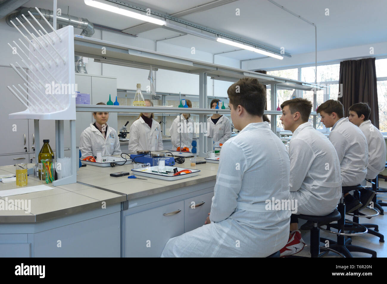 Dans une école laboratoire de chimie. Les élèves assis en face de bancs en attente de début de leçon de chimie. Kiev, Ukraine. 28 novembre, 2018 Banque D'Images