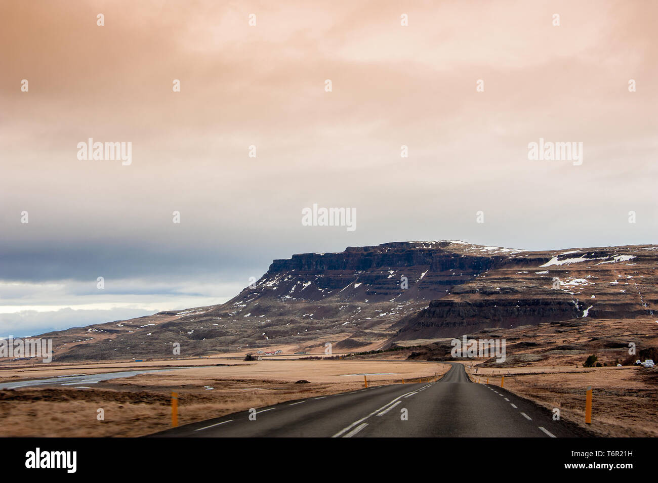 La route mène vers un vide montagne avec Moody, cloud sky, Westfjords, Islande Banque D'Images