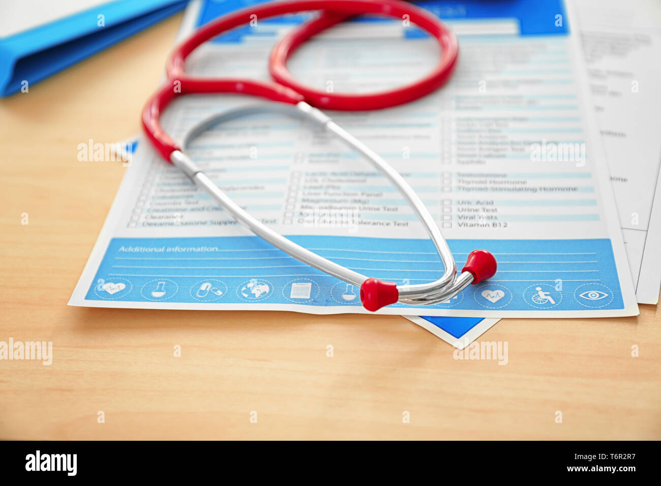 Résultats de test avec stéthoscope sur table Banque D'Images