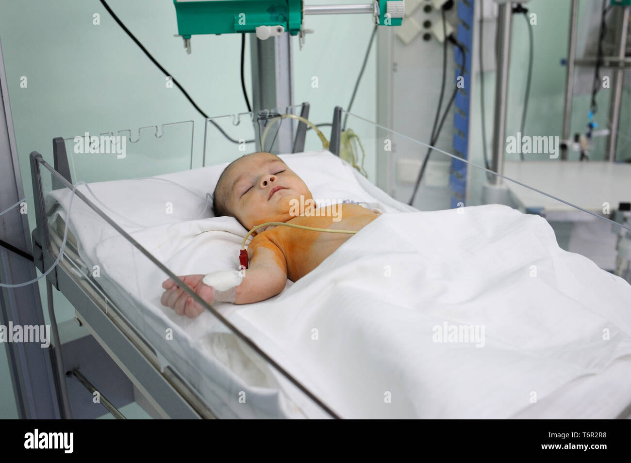 A L Unite De Soins Intensifs Bebe Allonge Sur Un Lit D Hopital Et Attache A Une Relance De L Appareil Centre Cardiaque De L Enfant Mai 18 18 Kiev Ukraine Photo Stock Alamy A L Unite De Soins Intensifs Bebe Allonge Sur Un Lit D Hopital Et Attache A Une Relance De L Appareil Centre Cardiaque De L Enfant Mai 18 18 Kiev Ukraine Photo Stock Alamy