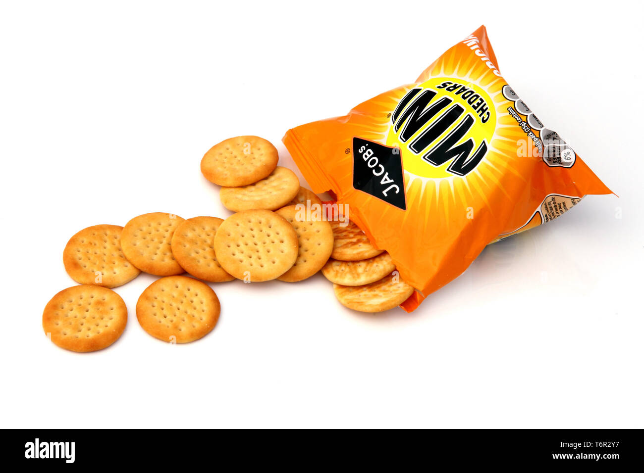 Ouvrir le sachet de Jacobs Mini Cheddars avec des biscuits tomber sur fond blanc Banque D'Images