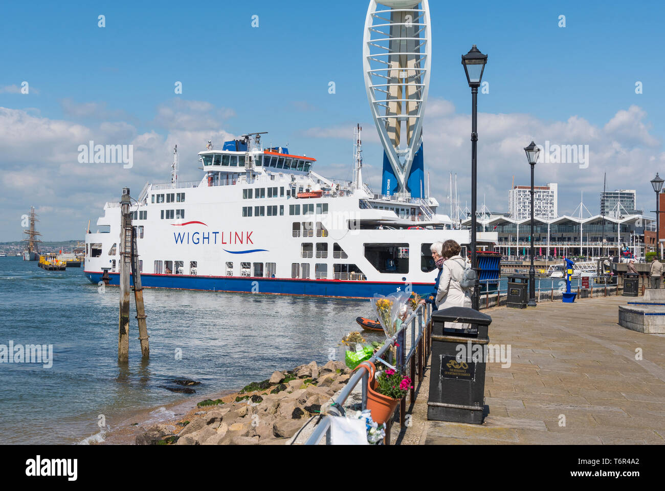 Wightlink et voiture de passagers venant au port dans le port de Portsmouth au vieux Portsmouth, Hampshire, England, UK. Banque D'Images