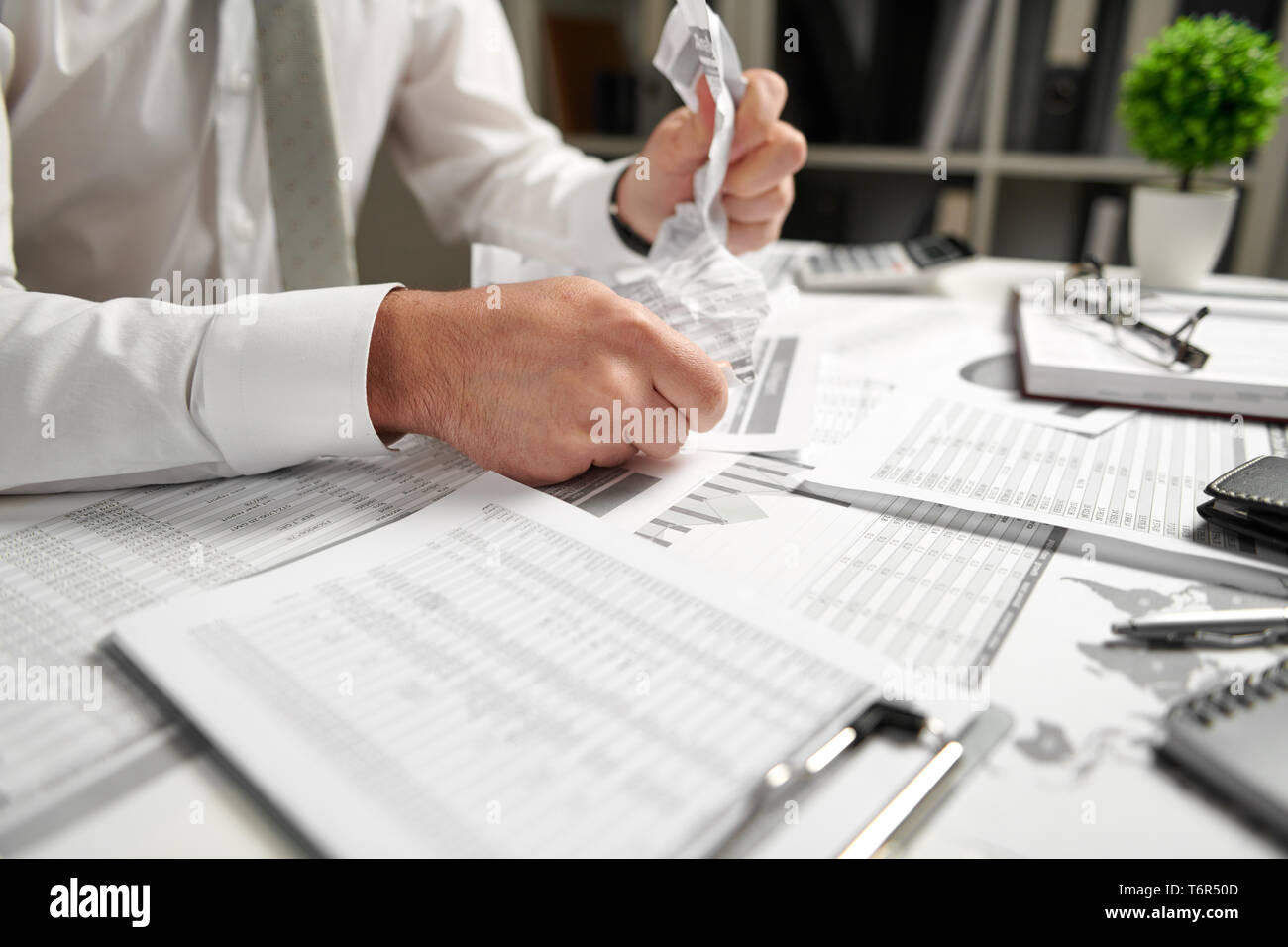 Angry businessman a Stress et troubles de mauvais rapports, il brise des documents et le jette. Banque D'Images