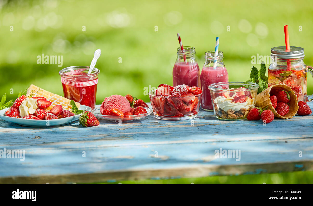 Frais, doux, l'été, les menus sains berry smoothie et jus de boules lumineuses sur une table d'extérieur dans un rapport d'aspect panoramique. Banque D'Images