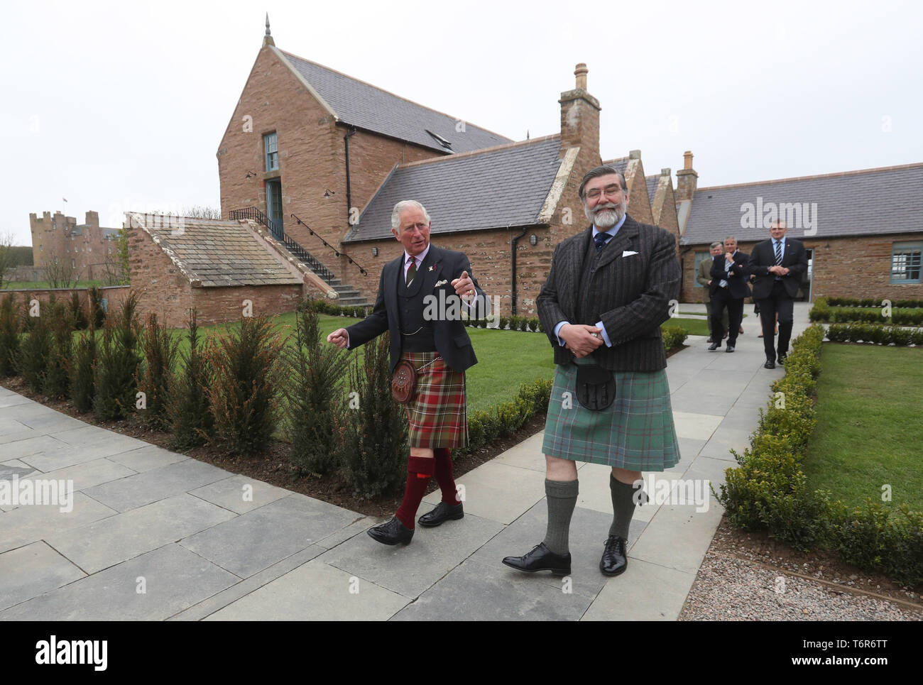 Le prince Charles, duc de Rothesay, comme il est connu en Écosse, aux côtés de Lord Thurso, lorsqu'il marche dans le domaine du Granary Accommodation au château de Mey après son ouverture officielle Banque D'Images
