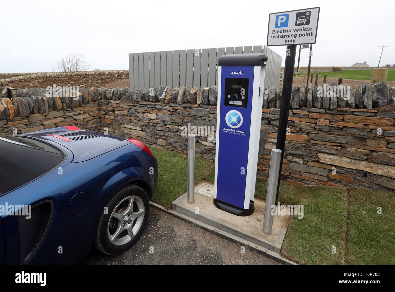 Une vue générale d'une voiture électrique point de charge du Granary Hébergement au Château de Mey après qu'il a été officiellement ouvert par le Prince Charles Banque D'Images