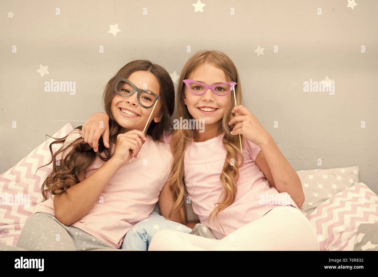 Fille D Anniversaire Les Enfants Posant Avec Grimaces Photo Booth Props Pyjama Party Dans La Chambre Mignon Et Joyeux Amis Posant Avec Lunettes Accessoires Girls Friends Having Fun Pyjama Partie Photo Stock