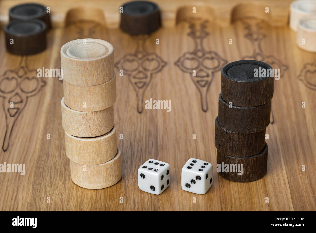 Jeu de backgammon et dés Banque D'Images