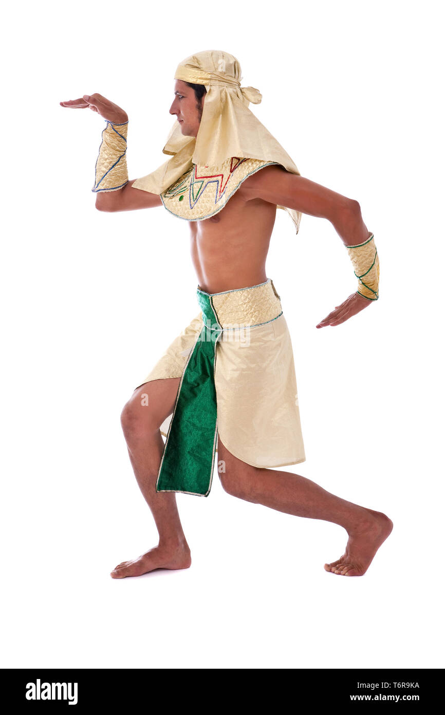 Pharaon danse sur fond blanc avec un costume égyptien Banque D'Images