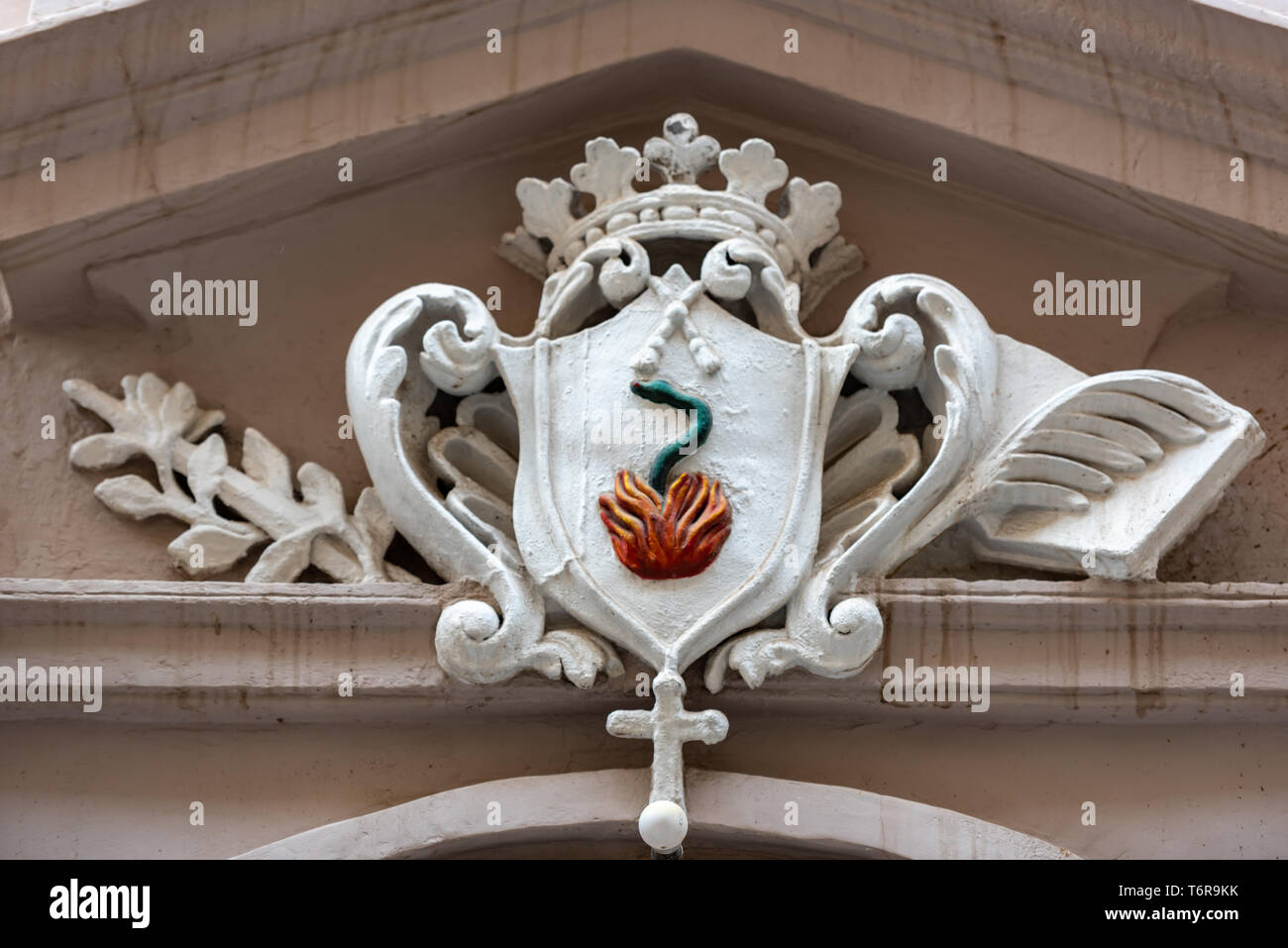 Une crête de secours au-dessus de l'entrée d'un bâtiment à La Valette Banque D'Images