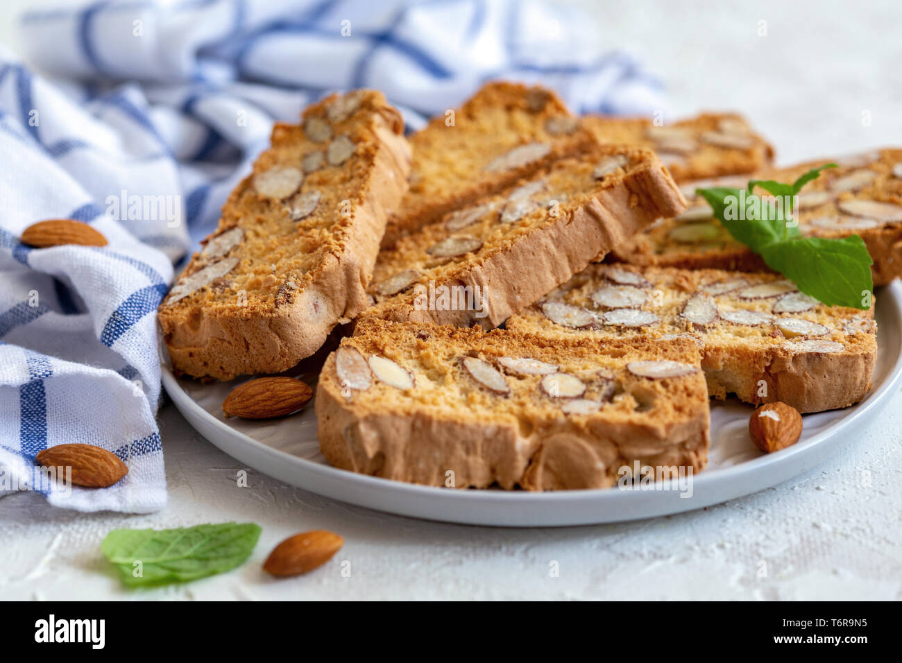 La plaque avec un cookie d'amande. Banque D'Images