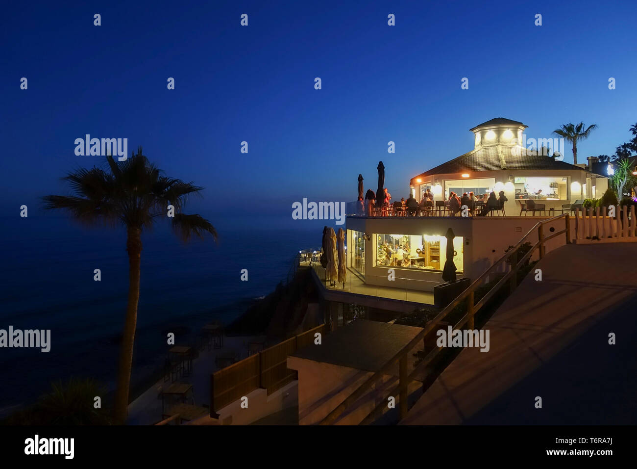 Beach bar de nuit, les gens assis grande terrasse donnant sur la mer méditerranée, Benalmadena, Andalousie, Espagne Banque D'Images