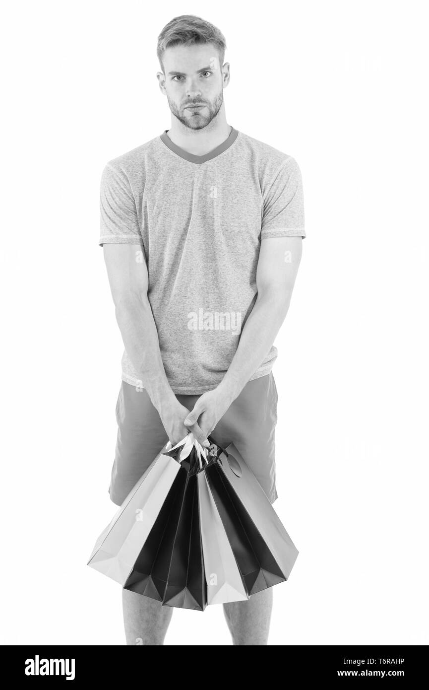 L'homme macho unshaved beau tenir bunch sacs. Acheter des cadeaux concept. Guy courses avant les vacances. Faites votre shopping vente saison. Homme, les sacs en papier avec des éléments. Shopping à confusion. Banque D'Images