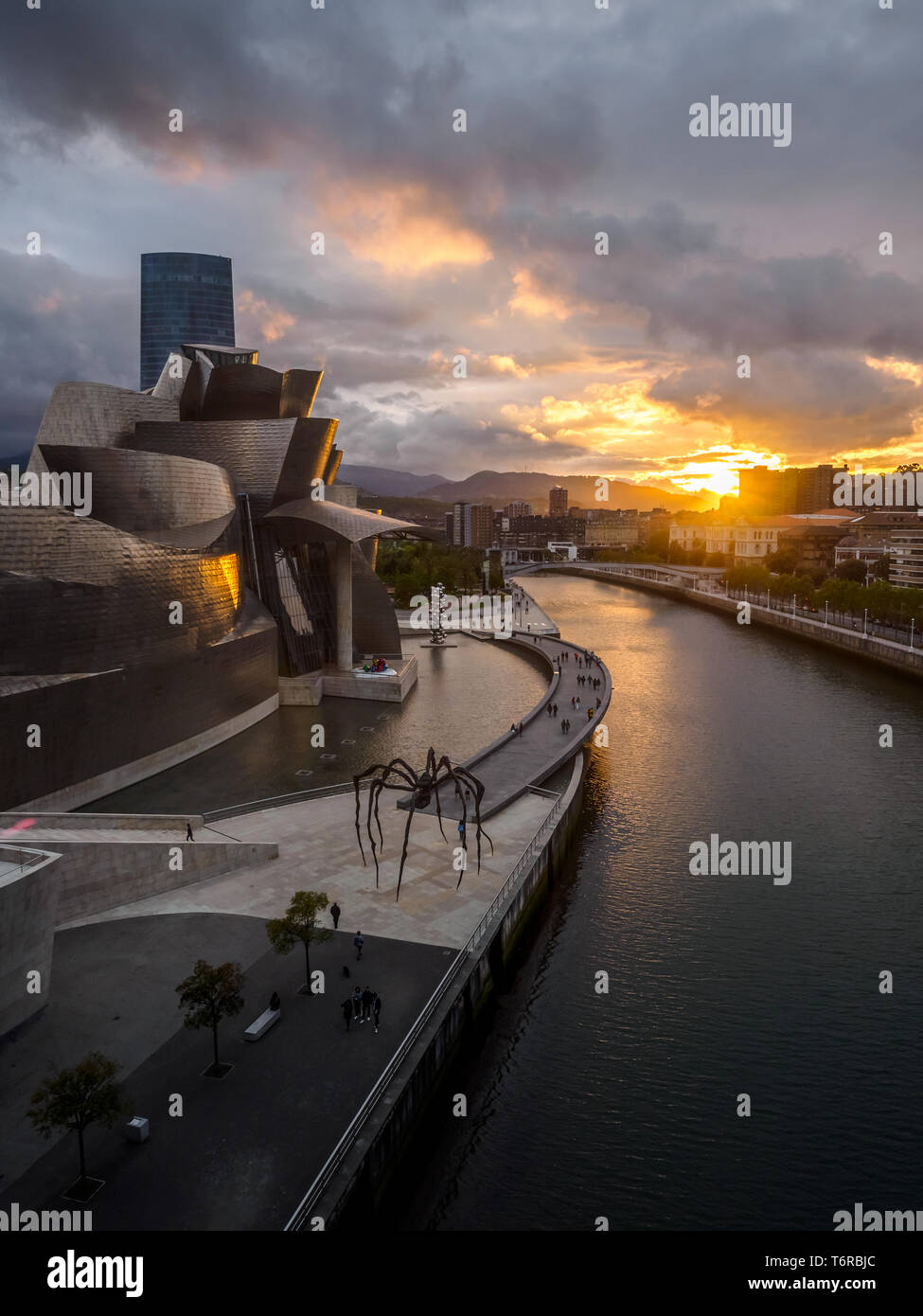 Le Musée Guggenheim de Bilbao, près de la rivière au coucher du soleil, vue de pont de la salve Banque D'Images
