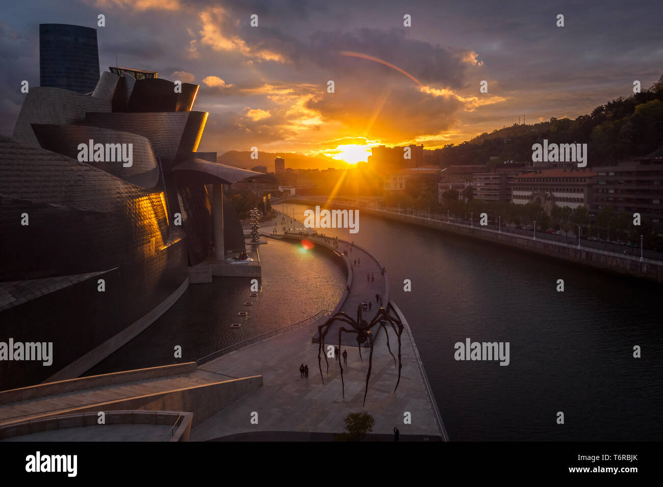 Le Musée Guggenheim de Bilbao, près de la rivière au coucher du soleil, vue de pont de la salve Banque D'Images