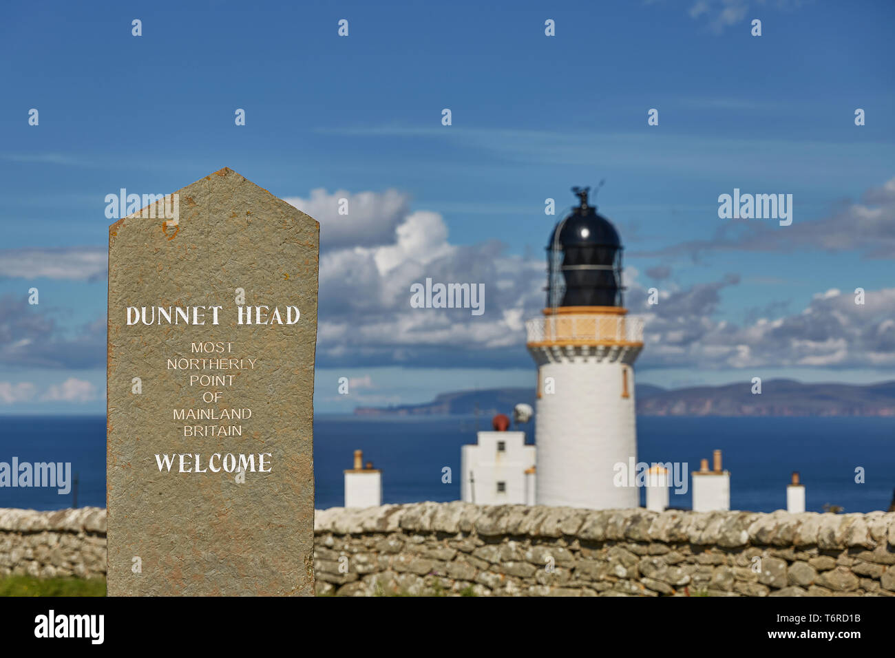JOHN O'GROAT'S, ÉCOSSE - 08 août 2017 : Dunnett Head Lighthouse se dresse sur la falaise de Pâques sur la tête tête Dunnett. Le phare a été construit en 1 Banque D'Images