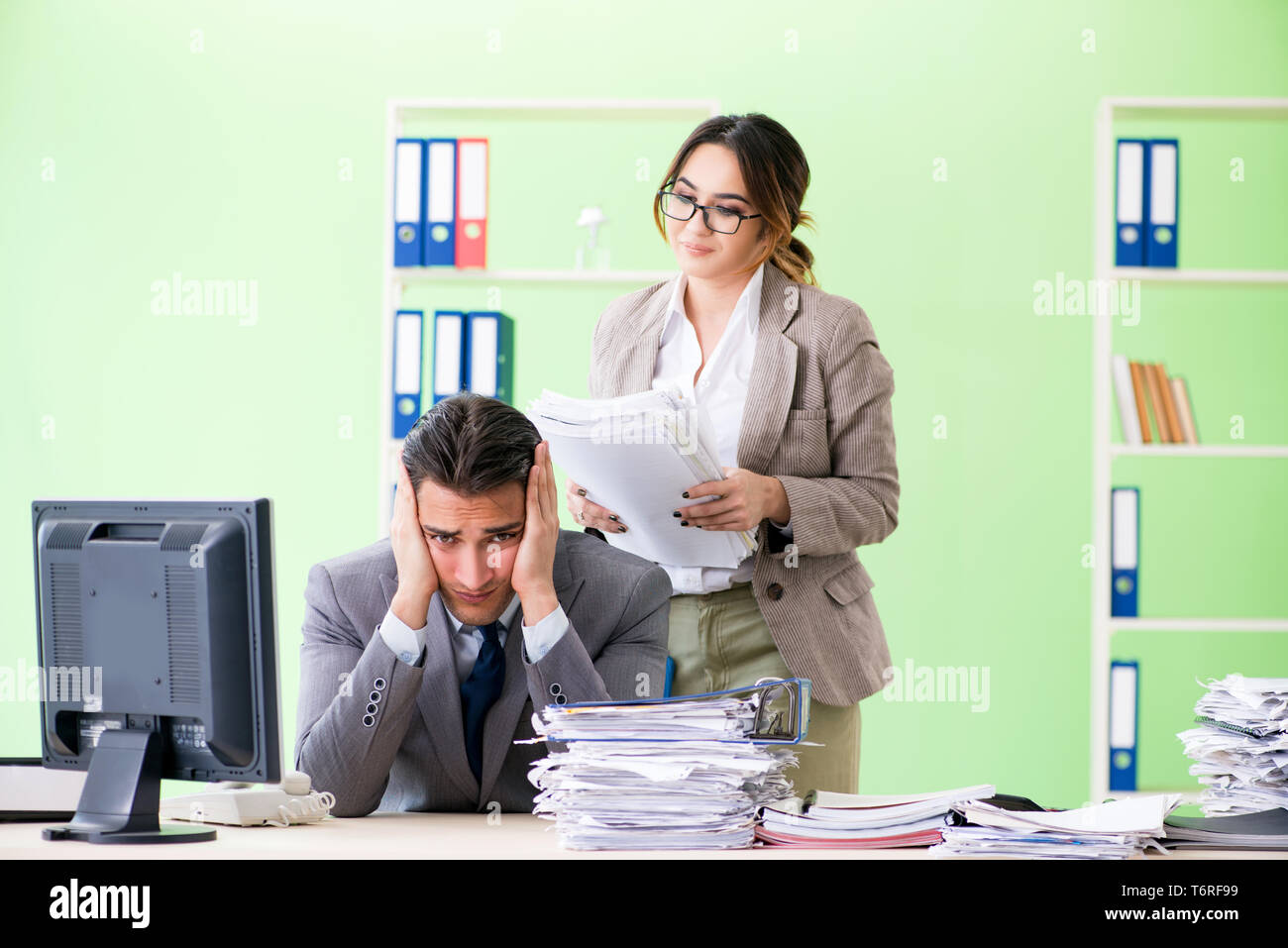 Homme employé souffrant d'un excès de travail Banque D'Images