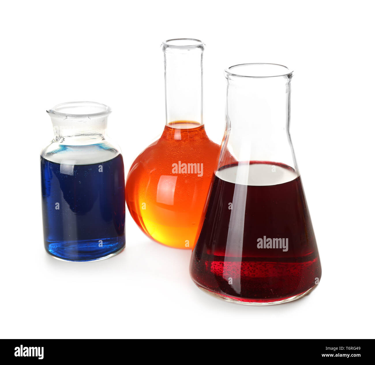 Verrerie chimiques liquides colorés sur fond blanc Banque D'Images