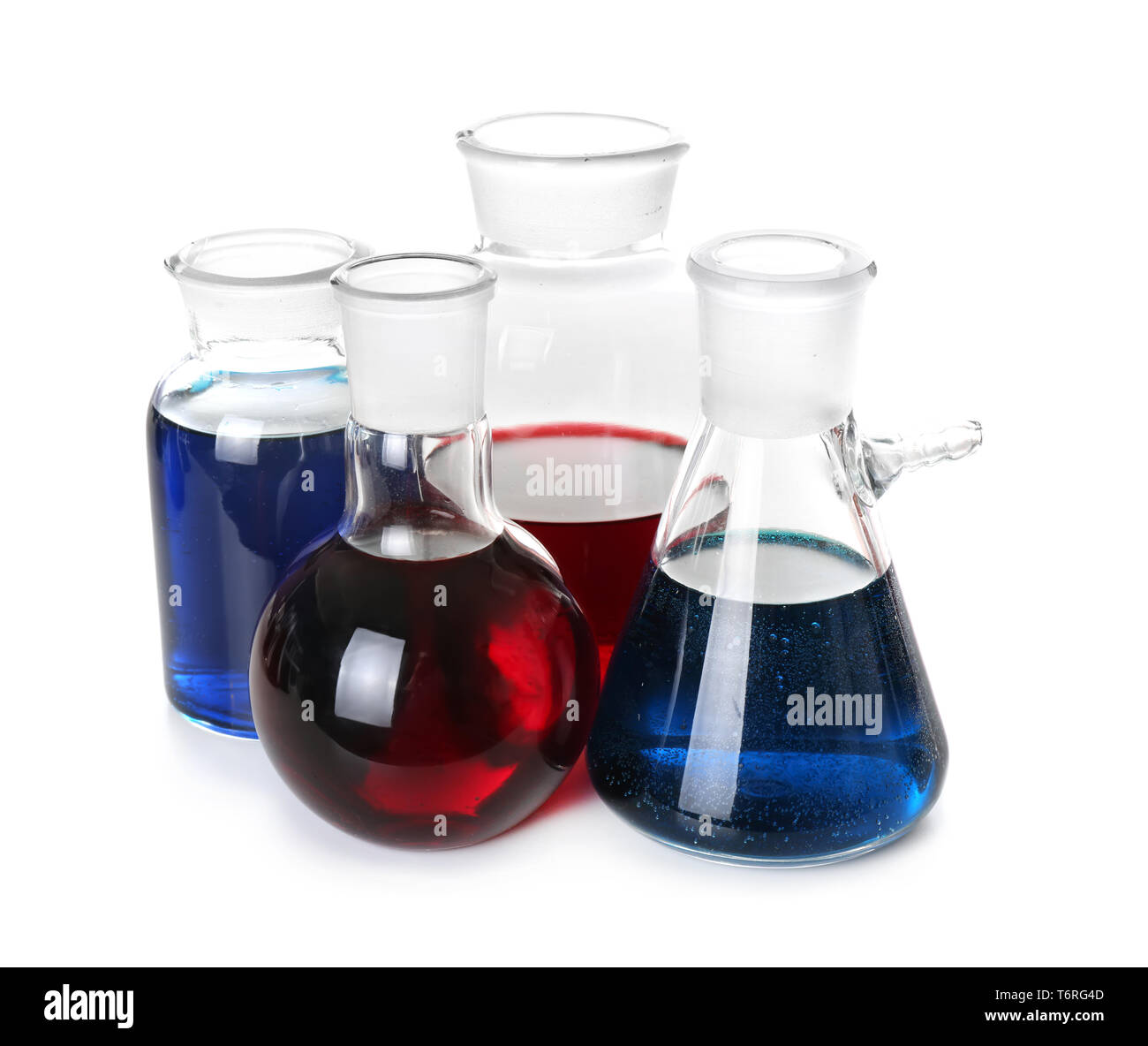 Verrerie chimiques liquides colorés sur fond blanc Banque D'Images