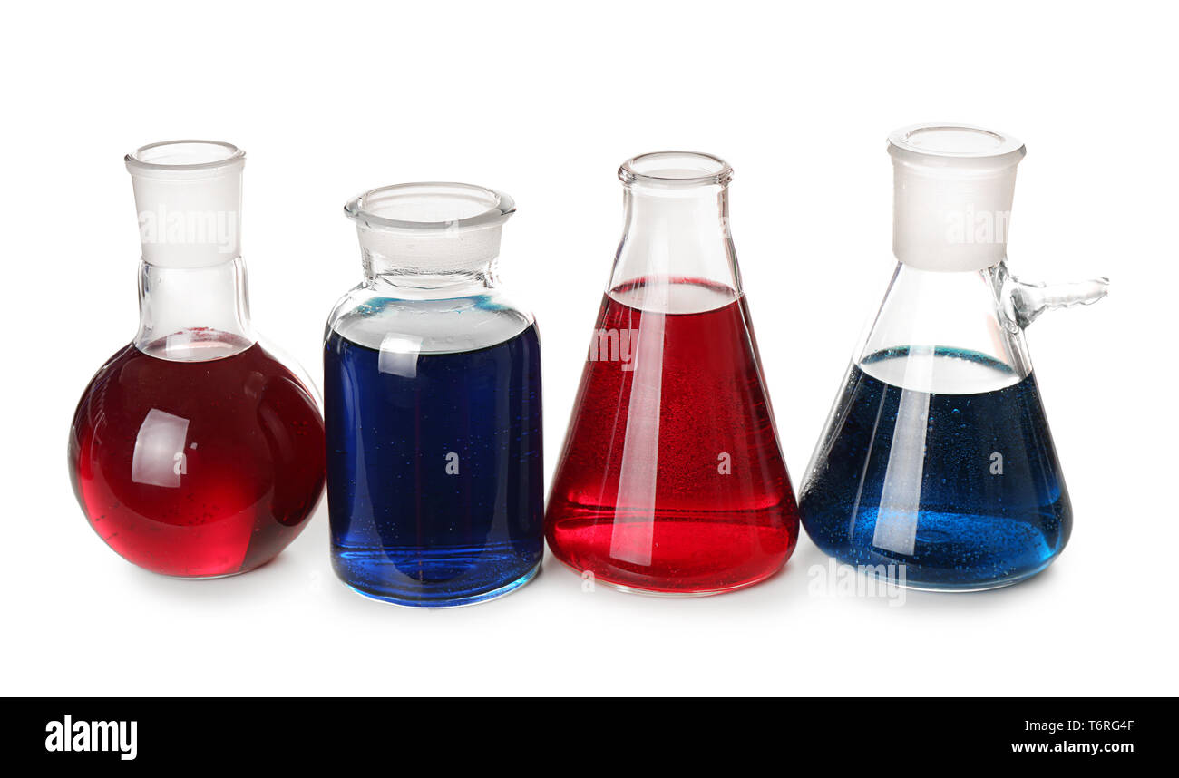 Verrerie chimiques liquides colorés sur fond blanc Banque D'Images