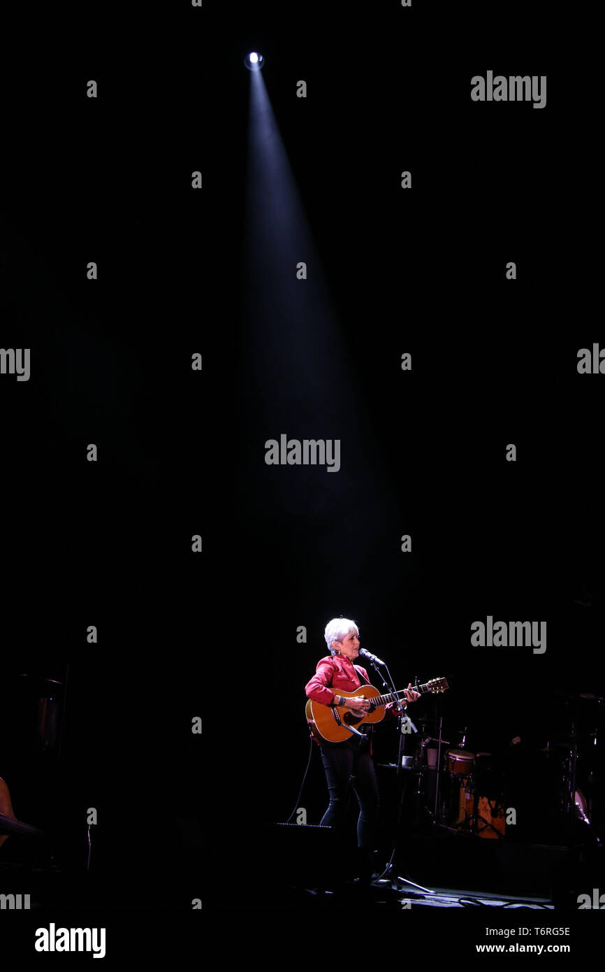 Le 1 mai 2019 - New York City, New York, États-Unis - chanteuse folk et activiste Joan Baez effectue pendant sa tournée d'adieux au Beacon Theatre. (Crédit Image : © ZUMA/Kaszerman Nancy fil) Banque D'Images