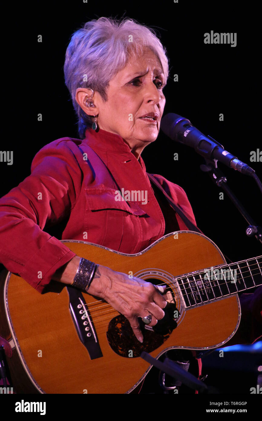 Le 1 mai 2019 - New York City, New York, États-Unis - chanteuse folk et activiste Joan Baez effectue pendant sa tournée d'adieux au Beacon Theatre. (Crédit Image : © ZUMA/Kaszerman Nancy fil) Banque D'Images