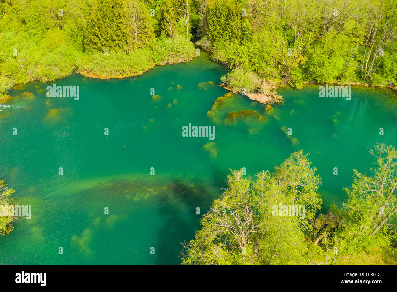 Nature croate, de belles chutes d'eau sur la rivière Mreznica à partir de l'air, vue panoramique au printemps, la destination touristique Banque D'Images